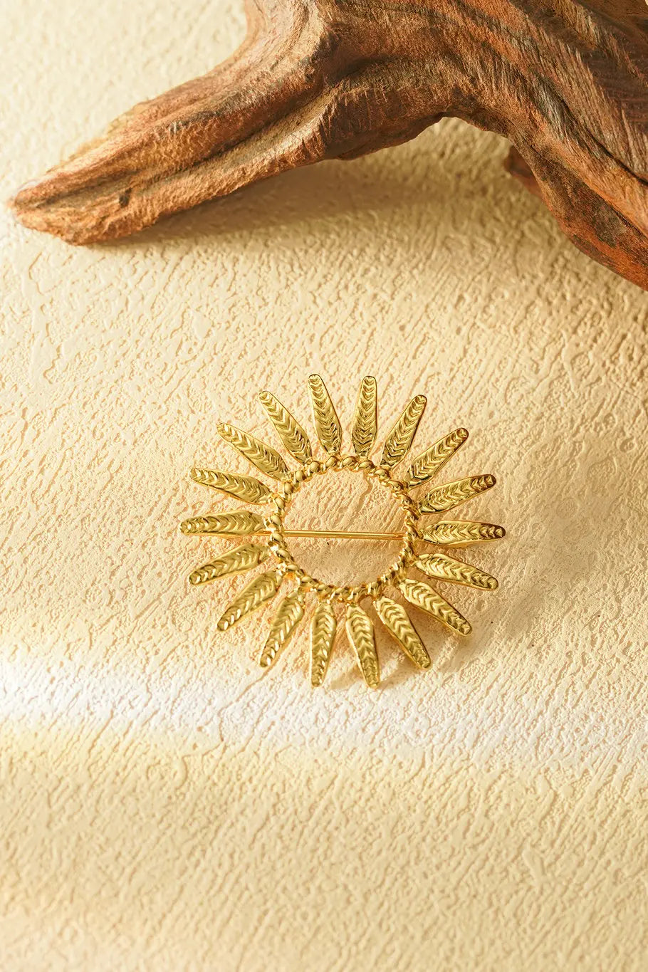 Брошка SUN PERFECT – златиста, неръждаема стомана, Ø 4.3 см, слънчев дизайн Versai