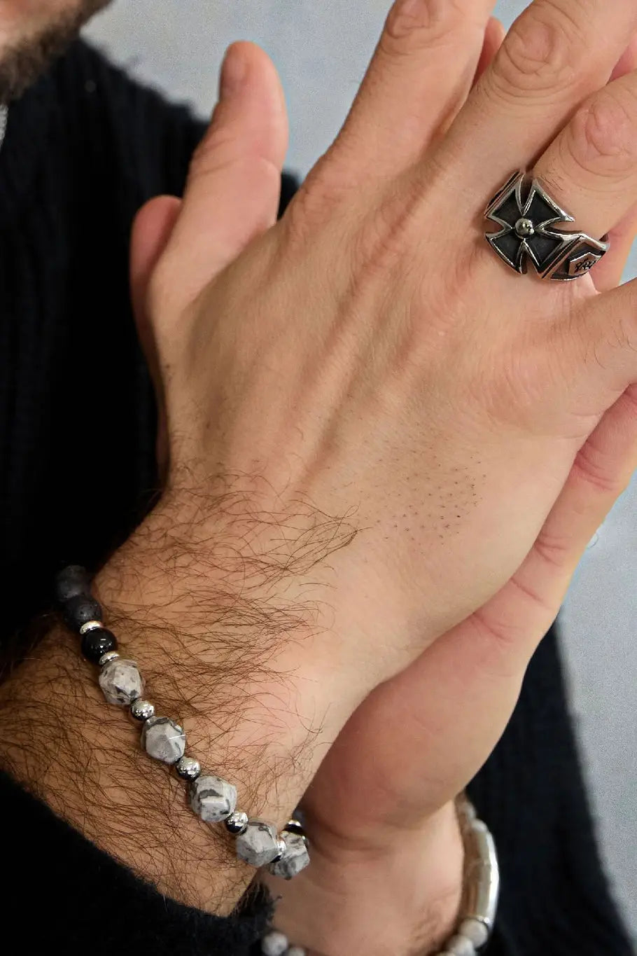 Мъжка гривна BEADS – черно и кафяво, еластична, 18 см, стилни мъниста за ежедневно носене Versai